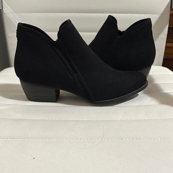 Black Ankle Boots with Western Design and Chunky Heel - Picture 1 of 4